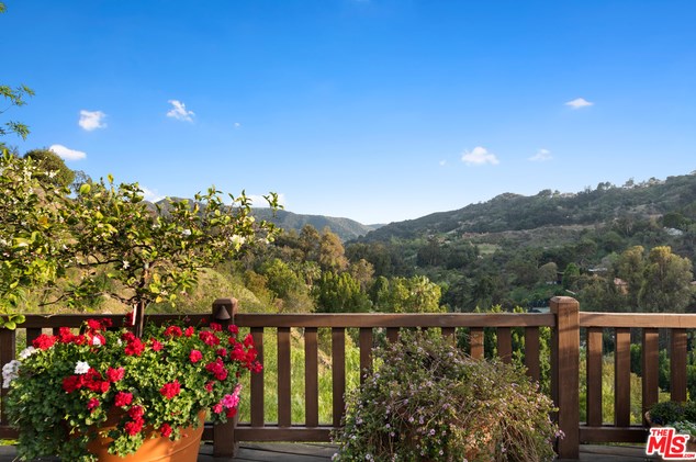 2781 Benedict Canyon Dr, Beverly Hills CA  90210-1024 exterior