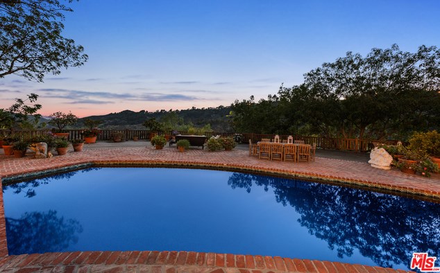 2781 Benedict Canyon Dr, Beverly Hills CA  90210-1024 exterior