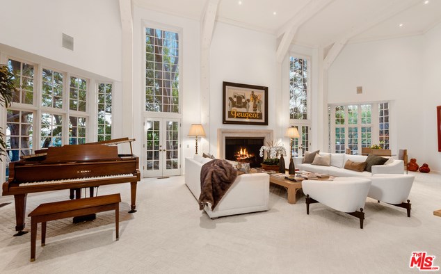 2781 Benedict Canyon Dr, Beverly Hills CA  90210-1024 exterior