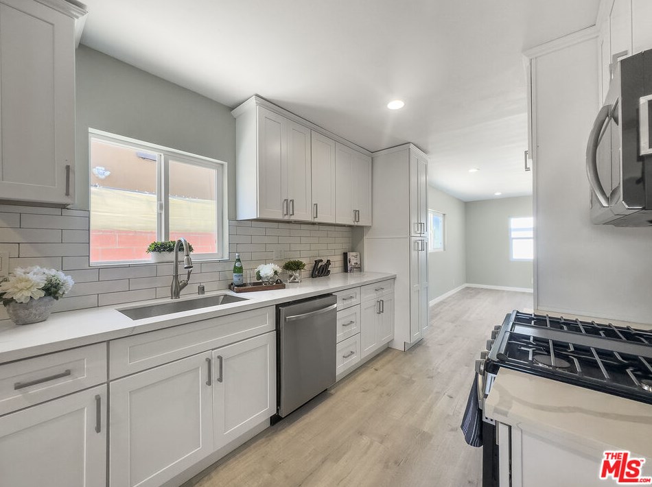 6727 2nd Ave, Los Angeles CA  90043-4401 exterior