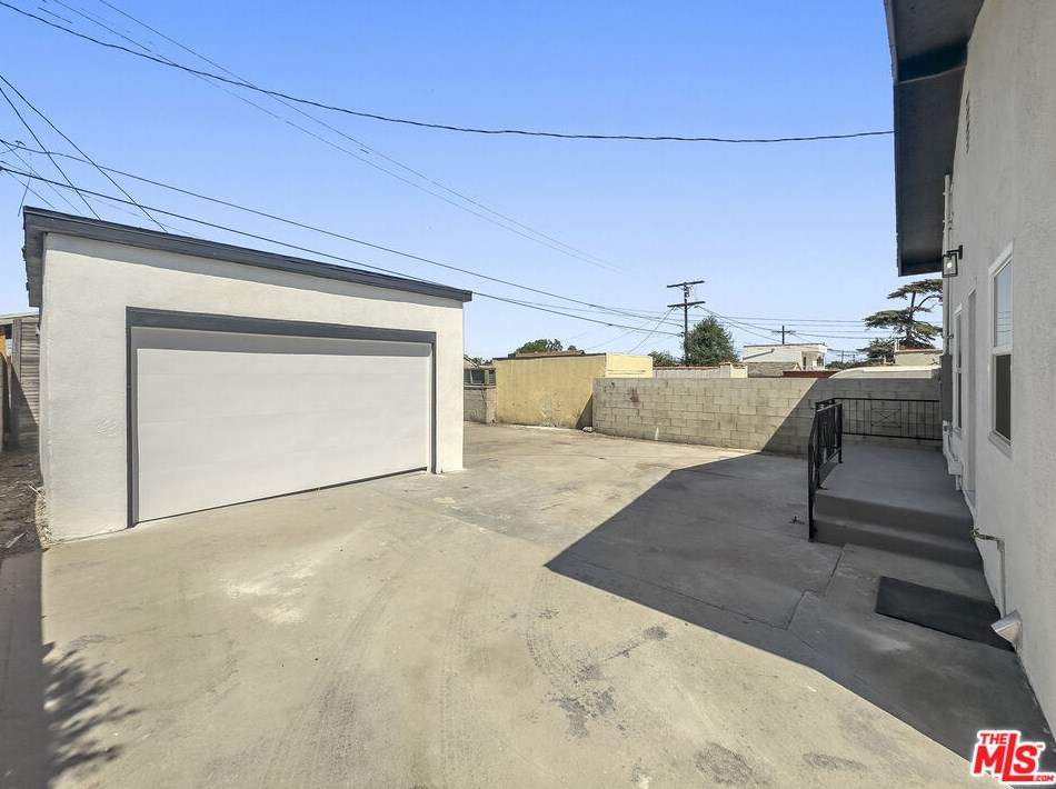 6727 2nd Ave, Los Angeles CA  90043-4401 exterior