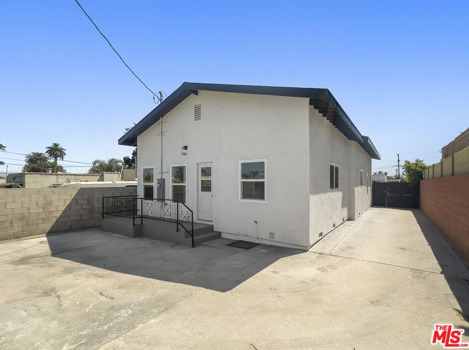 6727 2nd Ave, Los Angeles CA  90043-4401 exterior