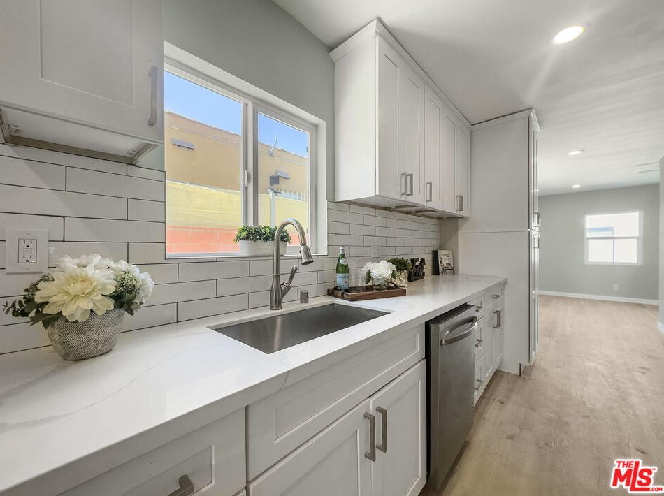 6727 2nd Ave, Los Angeles CA  90043-4401 exterior