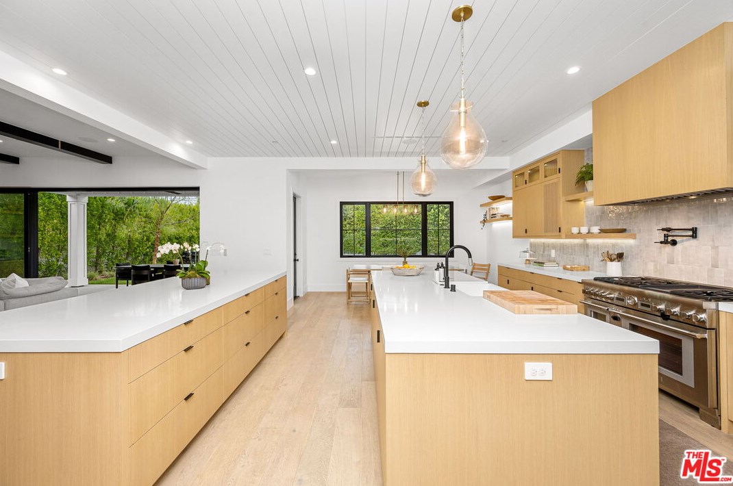 4910 Texhoma Ave, Van Nuys CA  91316-3740 exterior