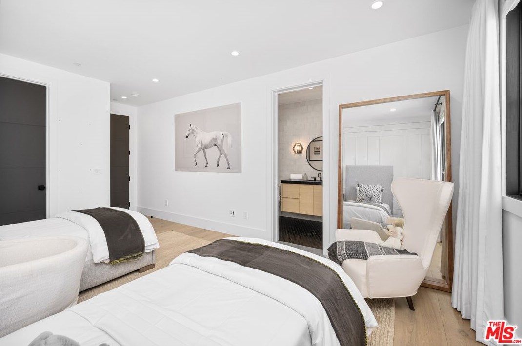 4910 Texhoma Ave, Van Nuys CA  91316-3740 exterior