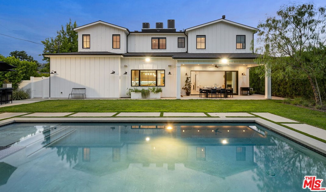 4910 Texhoma Ave, Van Nuys CA  91316-3740 exterior