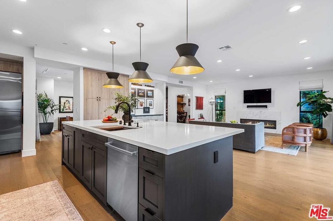 2013 Walgrove Ave, Los Angeles CA  90066-3033 exterior