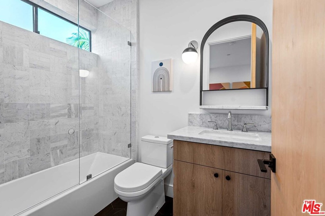 2013 Walgrove Ave, Los Angeles CA  90066-3033 exterior