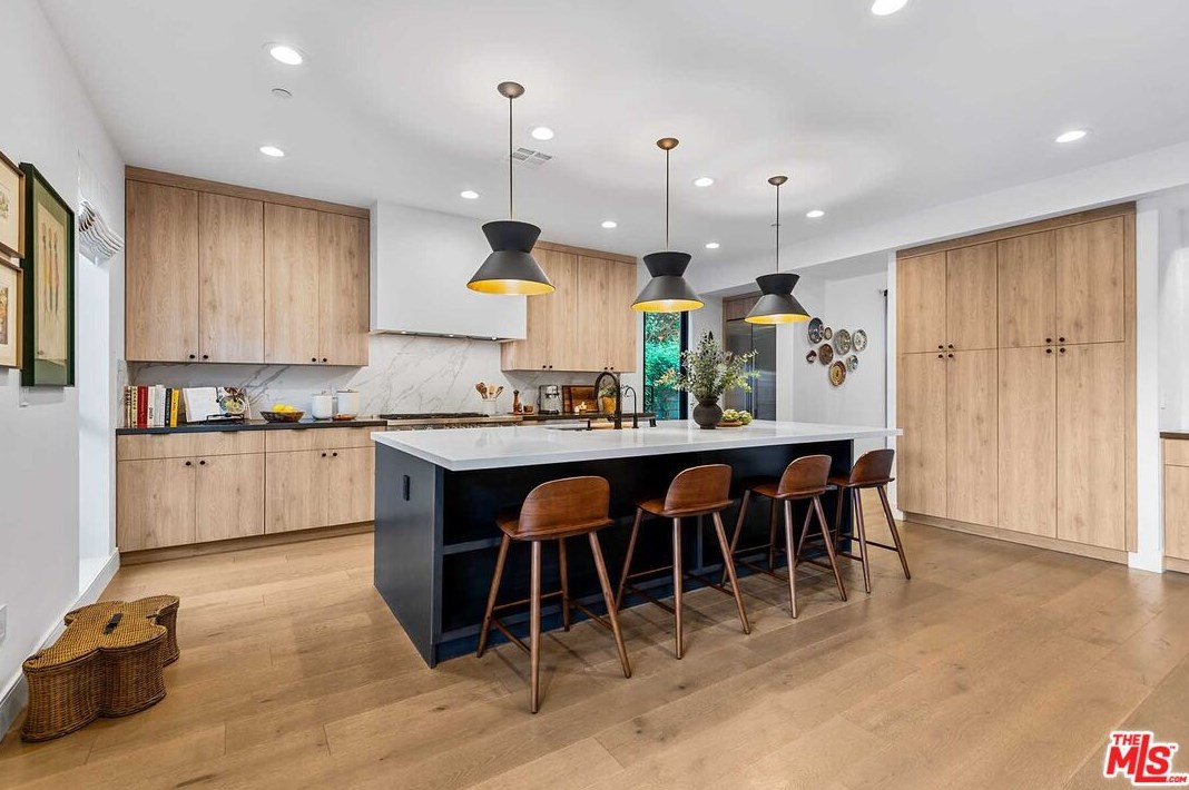 2013 Walgrove Ave, Los Angeles CA  90066-3033 exterior