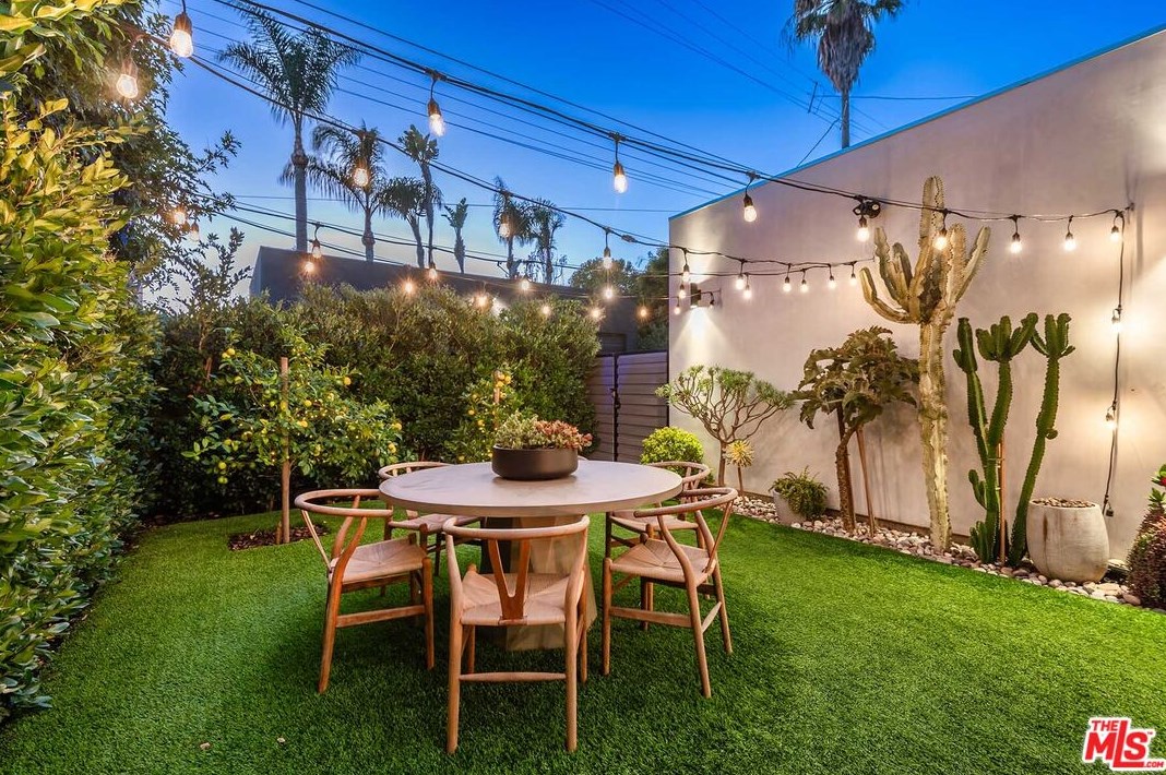 2013 Walgrove Ave, Los Angeles CA  90066-3033 exterior