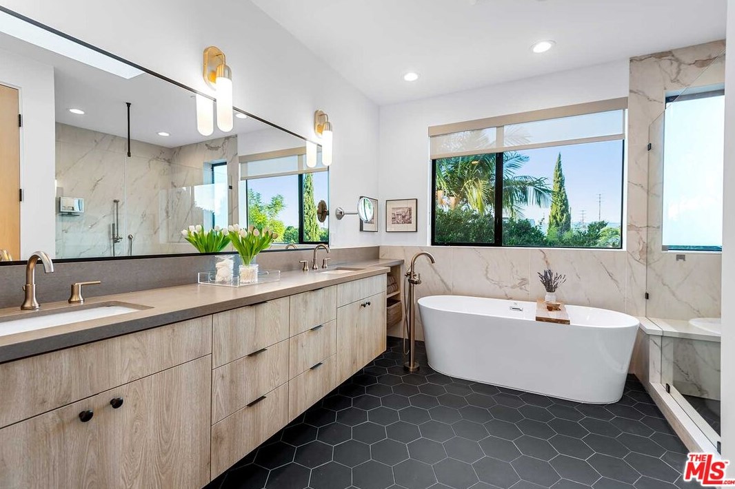 2013 Walgrove Ave, Los Angeles CA  90066-3033 exterior