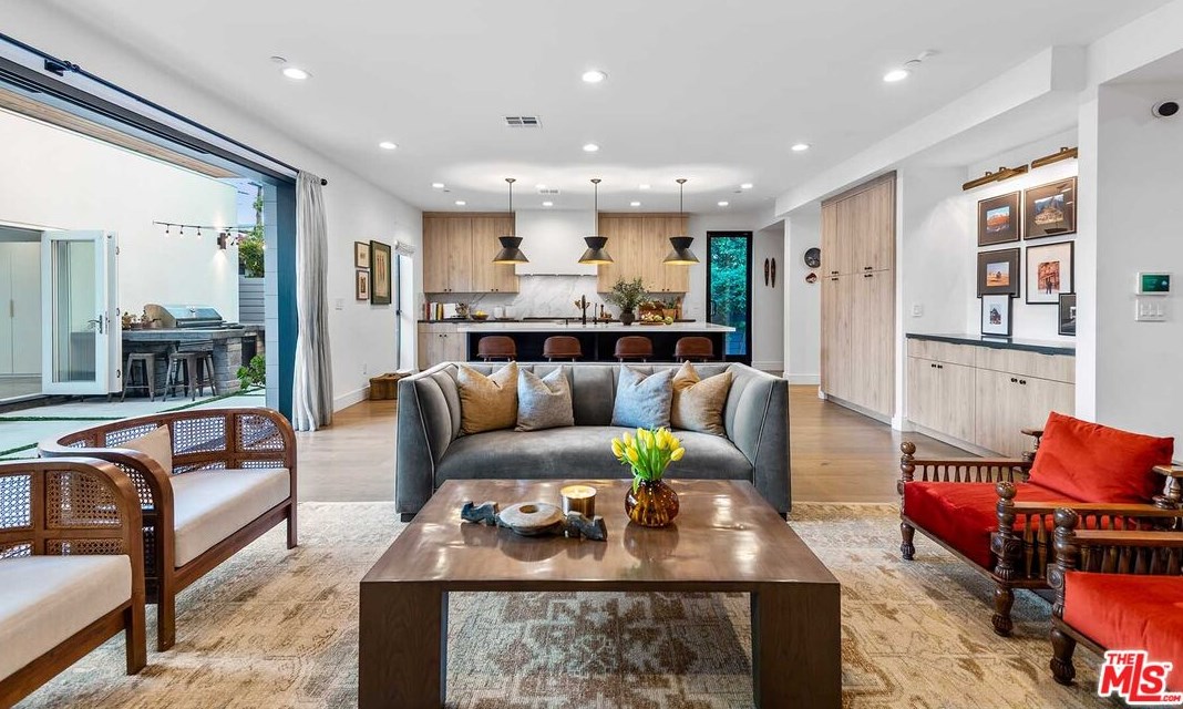 2013 Walgrove Ave, Los Angeles CA  90066-3033 exterior
