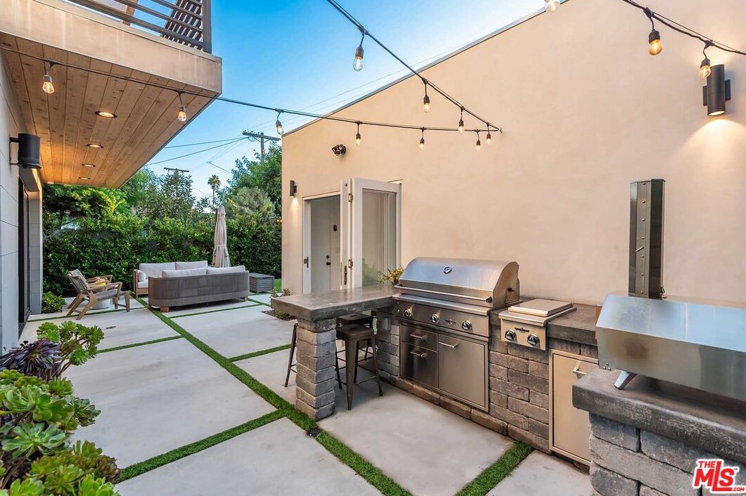 2013 Walgrove Ave, Los Angeles CA  90066-3033 exterior