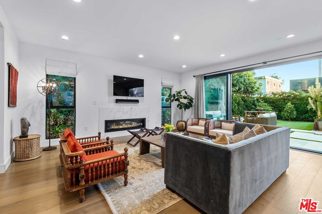 2013 Walgrove Ave, Los Angeles CA  90066-3033 exterior