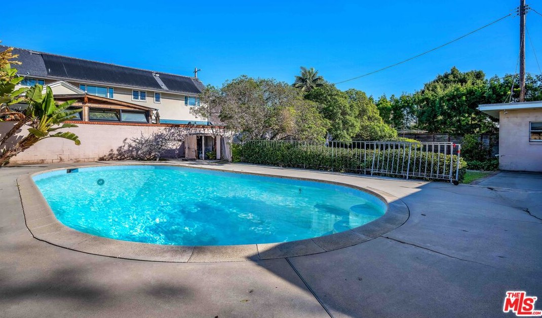 3468 Cabrillo Blvd, Los Angeles CA  90066-1504 exterior
