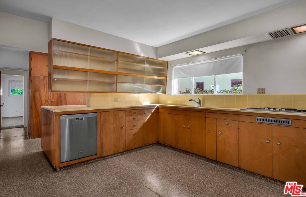 3468 Cabrillo Blvd, Los Angeles CA  90066-1504 exterior