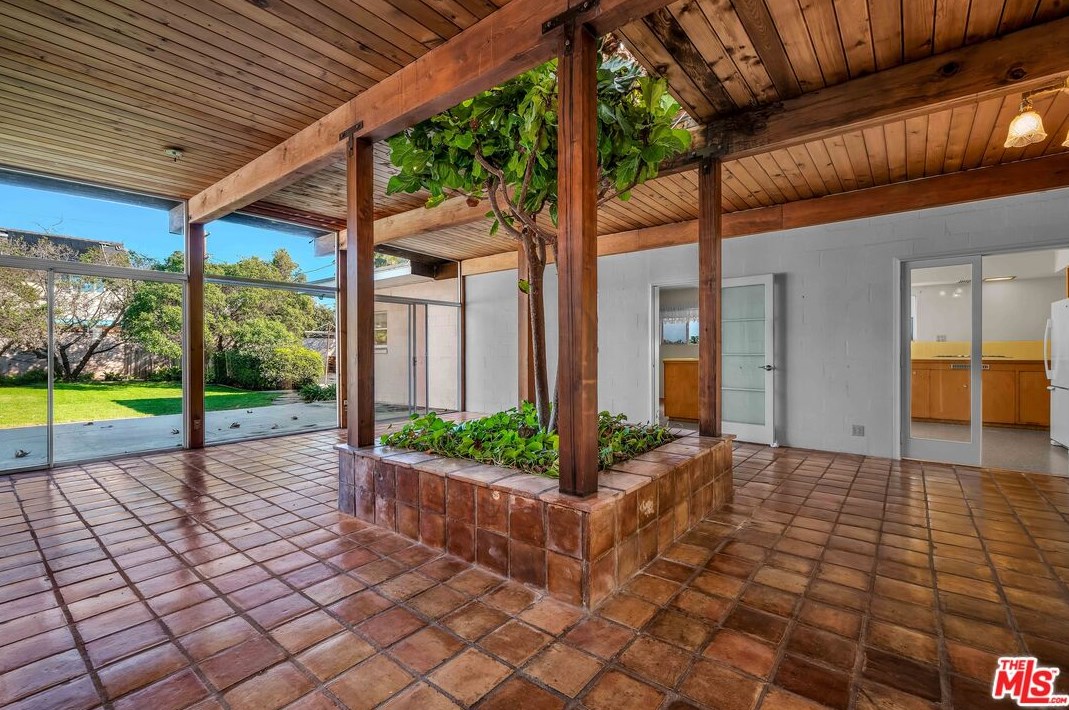 3468 Cabrillo Blvd, Los Angeles CA  90066-1504 exterior