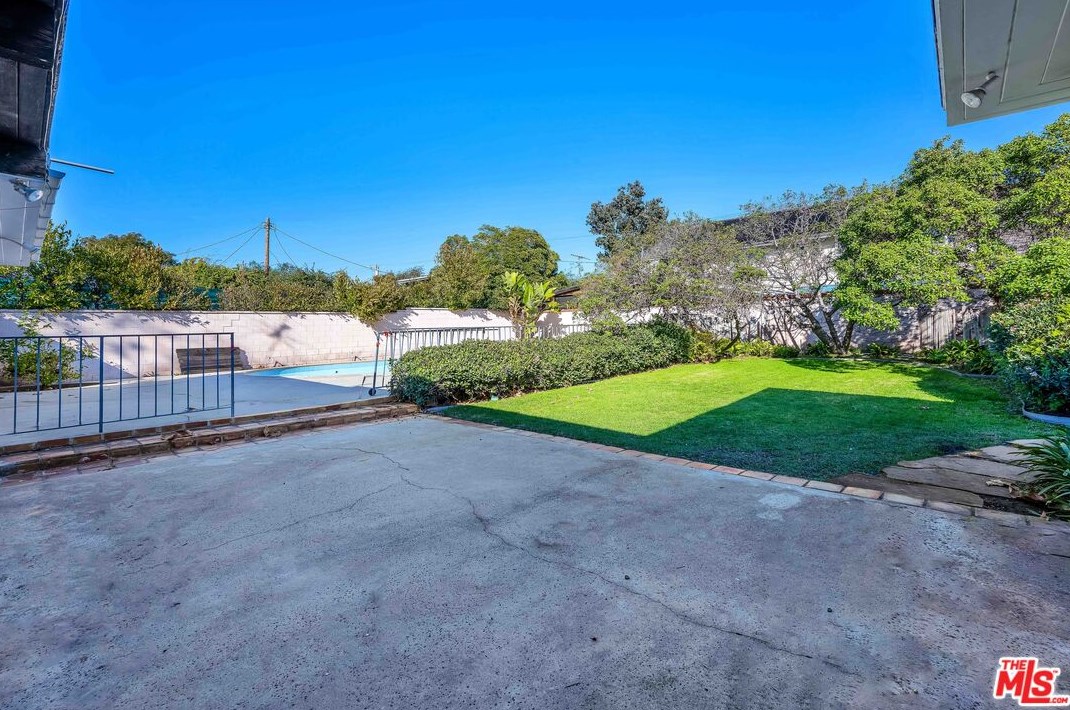 3468 Cabrillo Blvd, Los Angeles CA  90066-1504 exterior