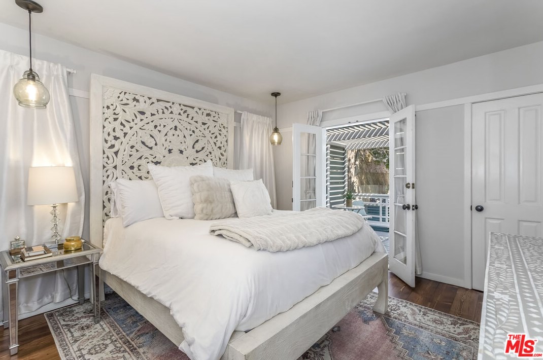 1266 Sycamore Ave, Los Angeles CA  90019-1551 exterior