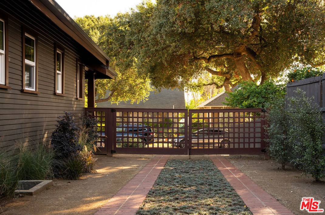 125 Claremont St, Pasadena CA  91103-2637 exterior
