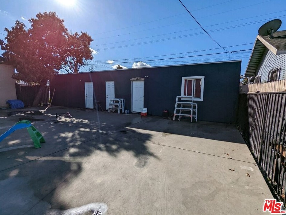 822 60 St, Los Angeles CA  90001-1015 exterior