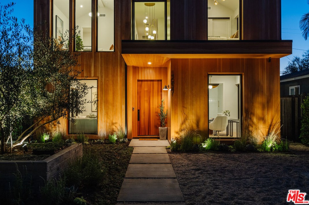 3637 Rosewood Ave, Los Angeles CA  90066-3029 exterior