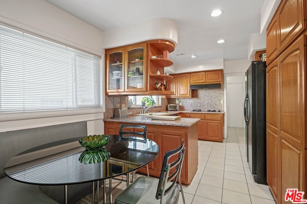 9337 Sawyer St, Los Angeles CA  90035-4101 exterior