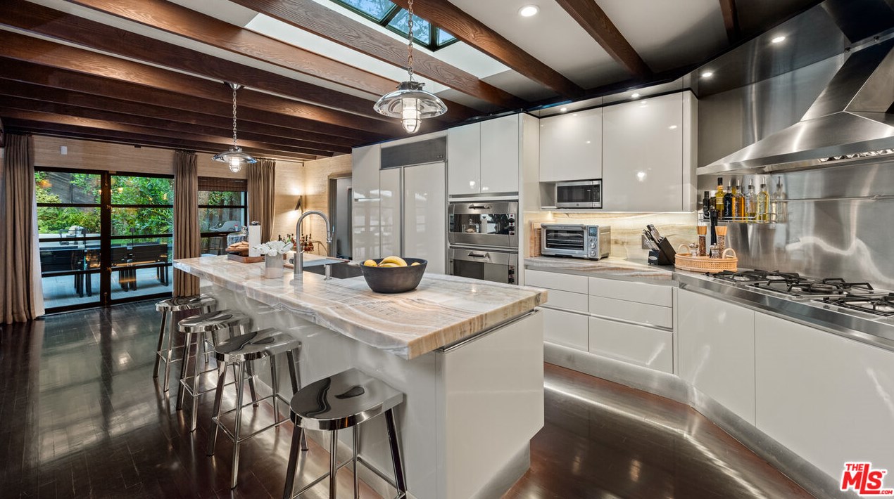 9823 Wanda Park Dr, Beverly Hills CA  90210-1431 exterior