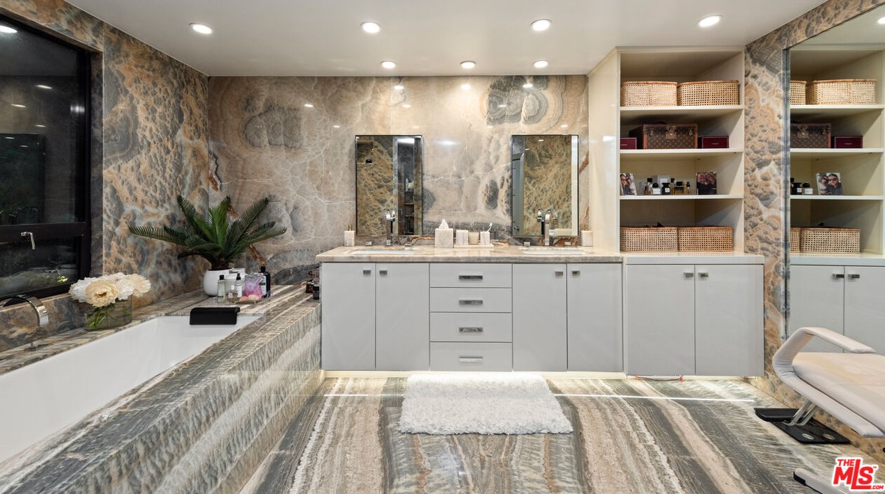 9823 Wanda Park Dr, Beverly Hills CA  90210-1431 exterior