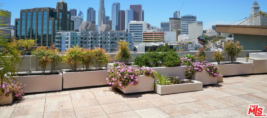 100 Alameda St, Los Angeles CA  90012-3927 exterior