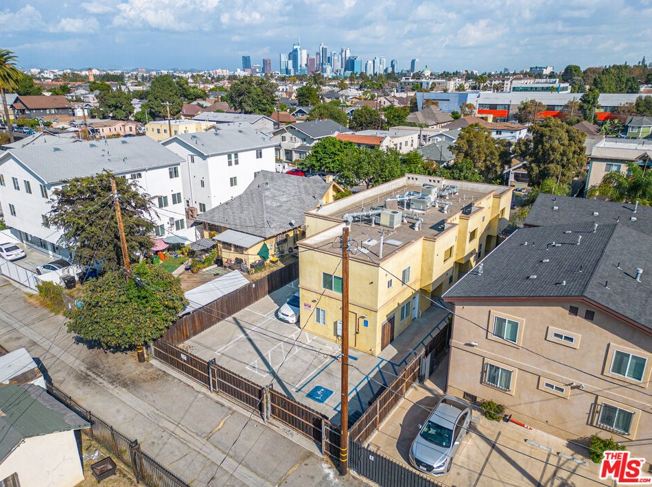 3105 Walton Ave, Los Angeles CA  90037-4206 exterior