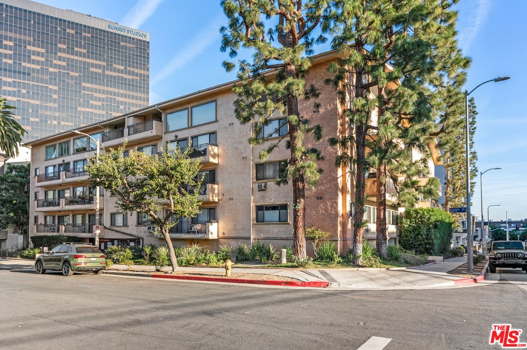 1154 Barrington Ave, Los Angeles CA  90049-6150 exterior