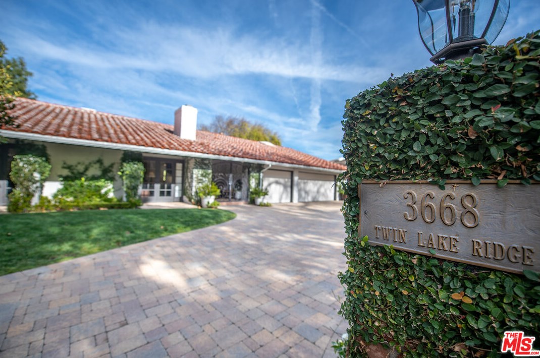 3668 Twin Lake Rdg, Thousand Oaks CA  91361-3927 exterior