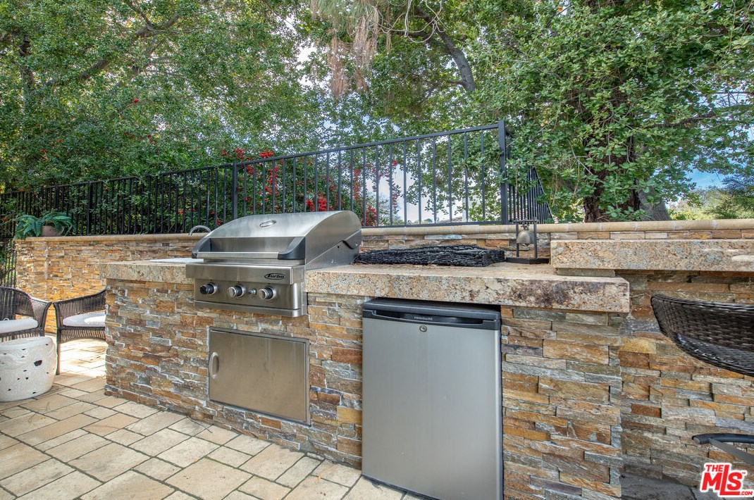 3668 Twin Lake Rdg, Thousand Oaks CA  91361-3927 exterior