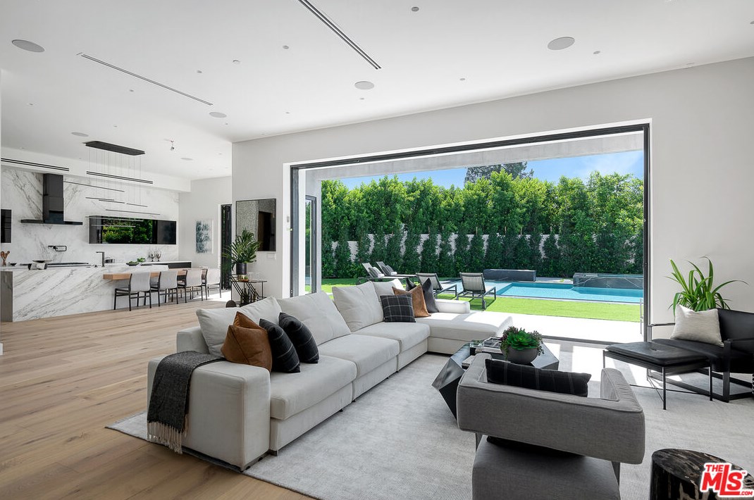 6312 Mirror Lake Dr, Los Angeles CA  90068-1636 exterior