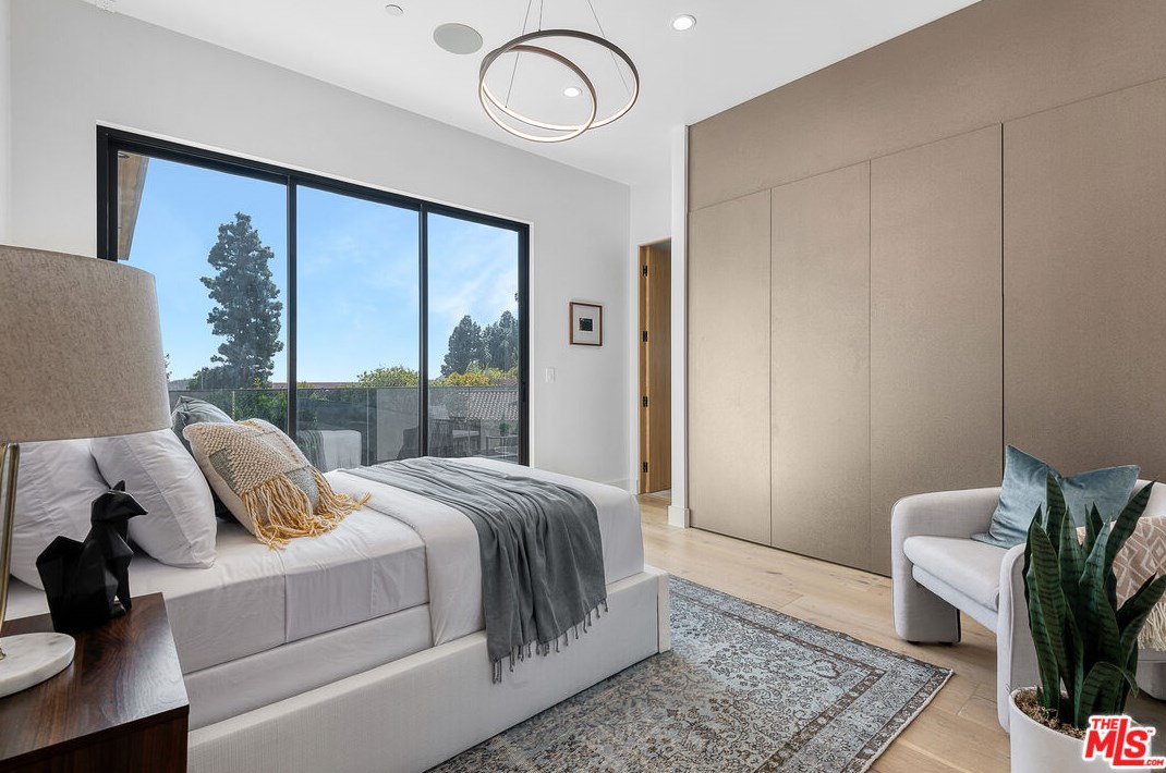 6312 Mirror Lake Dr, Los Angeles CA  90068-1636 exterior