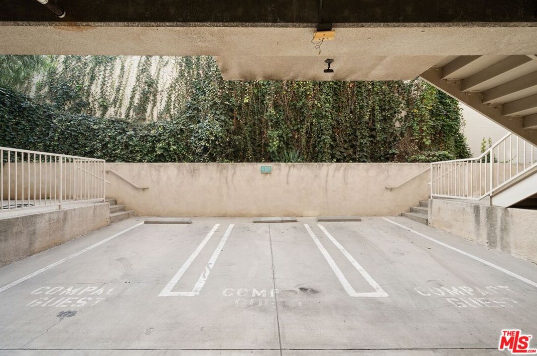 2125 Bentley Ave, Los Angeles CA  90025-5771 exterior