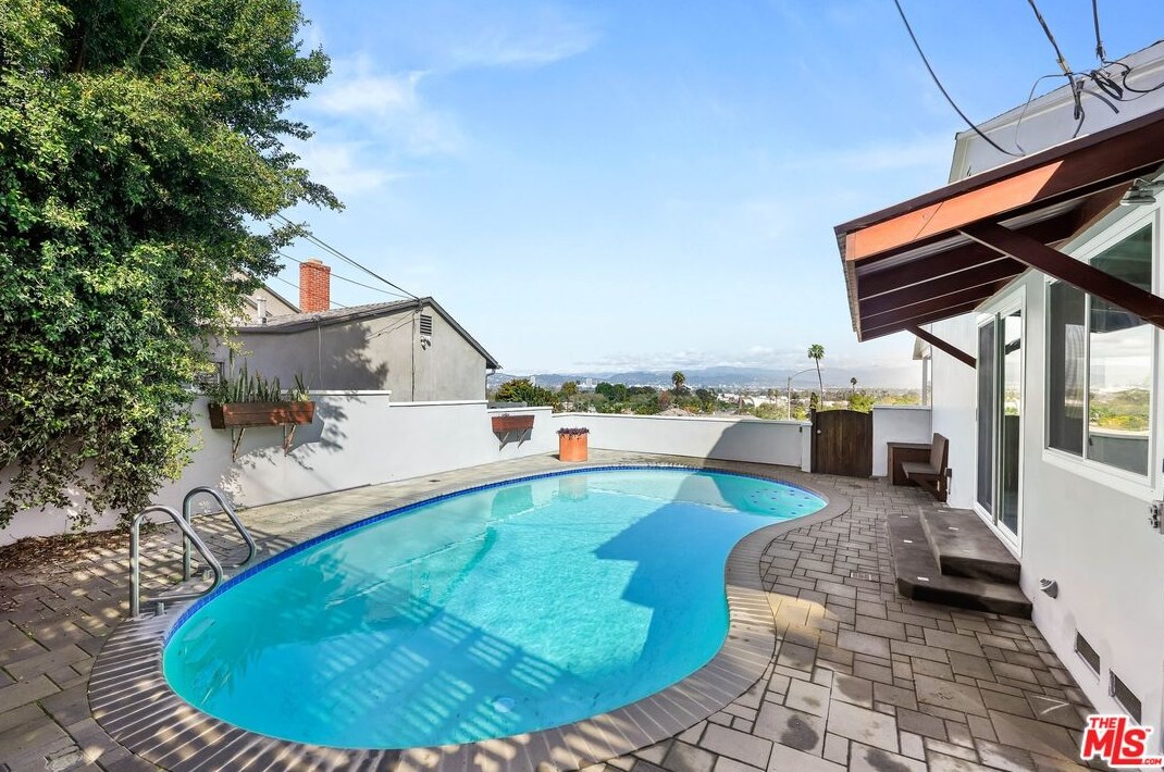 5220 Sanchez Dr, Los Angeles CA  90008-1117 exterior