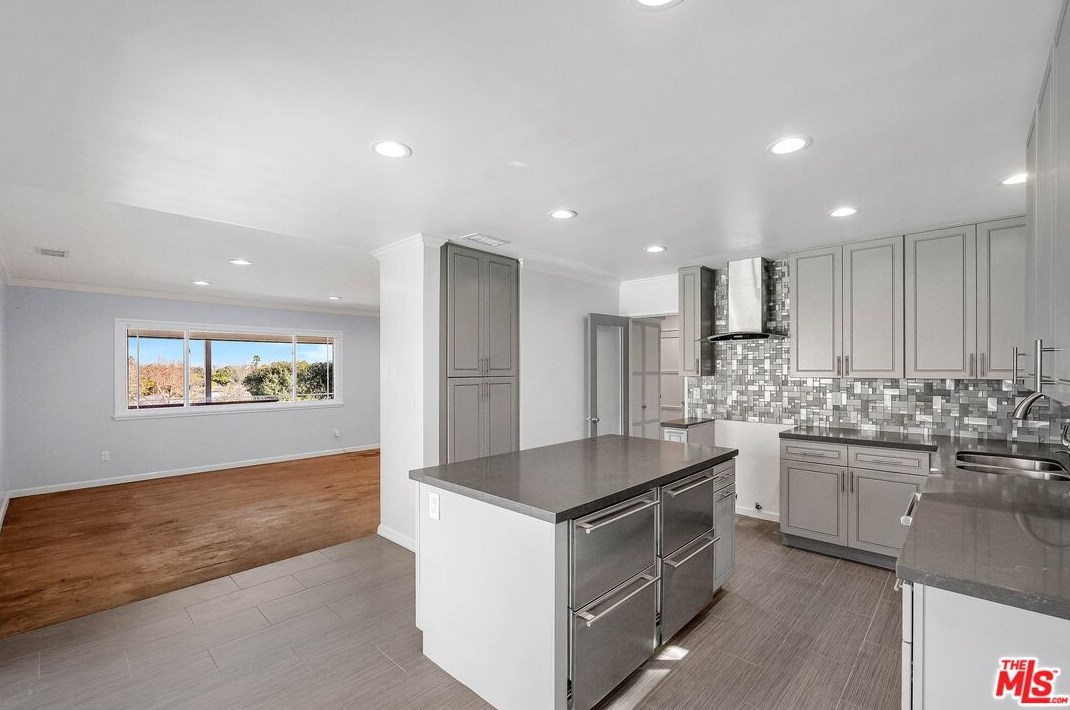 5220 Sanchez Dr, Los Angeles CA  90008-1117 exterior