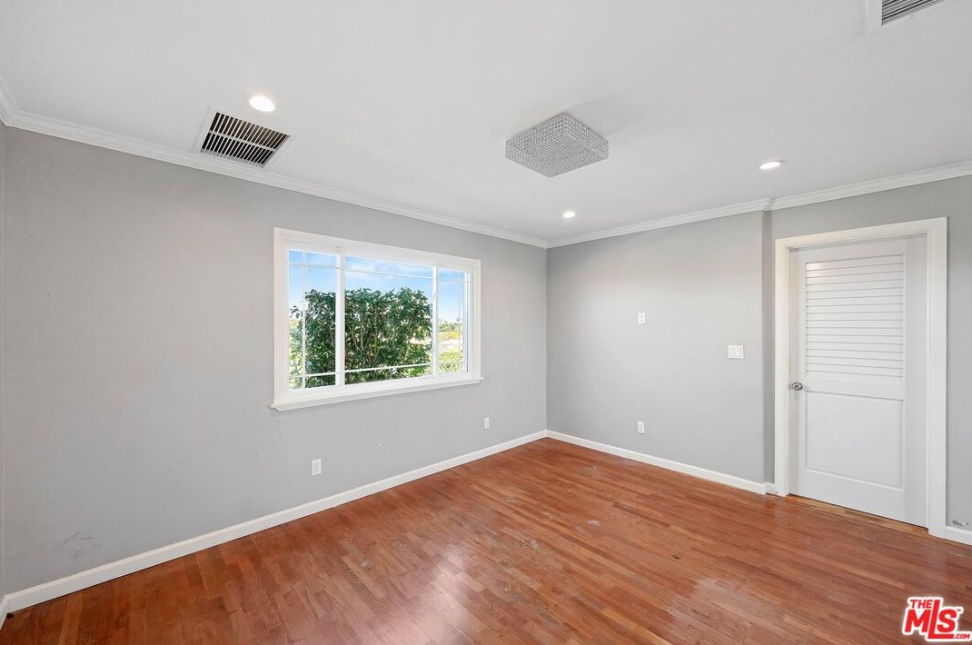 5220 Sanchez Dr, Los Angeles CA  90008-1117 exterior