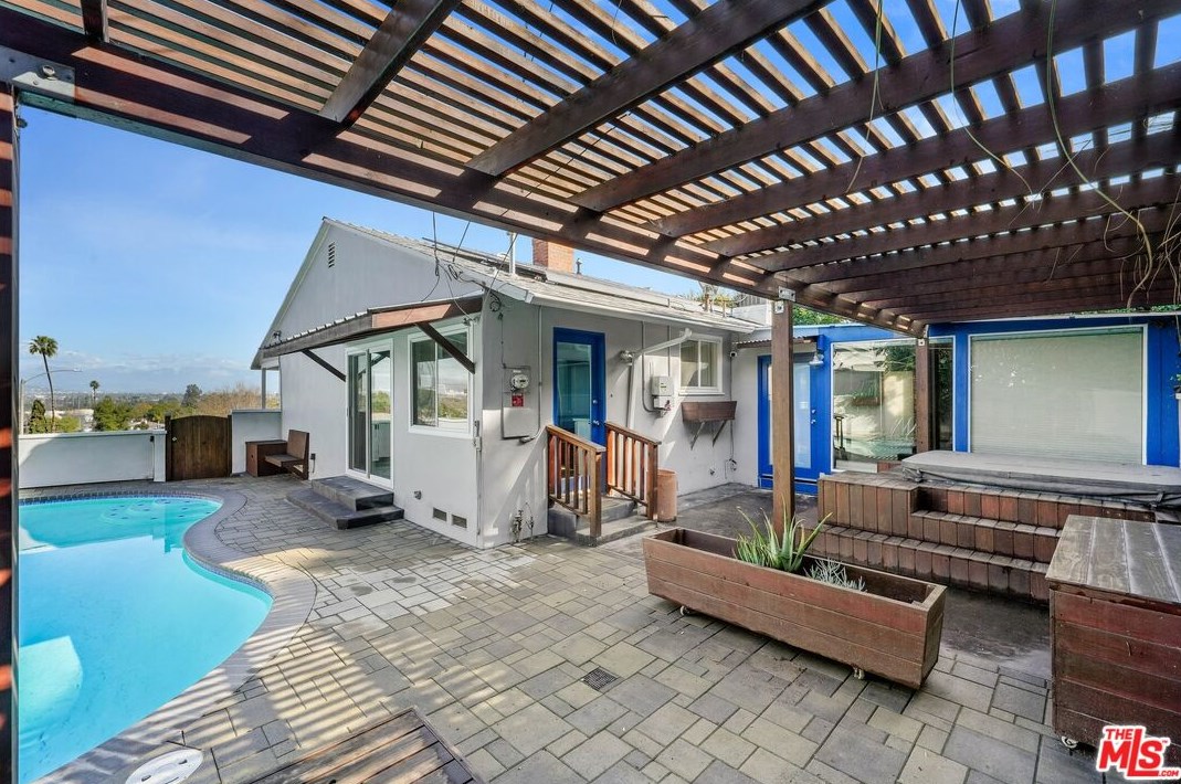 5220 Sanchez Dr, Los Angeles CA  90008-1117 exterior