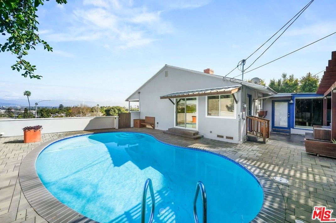 5220 Sanchez Dr, Los Angeles CA  90008-1117 exterior