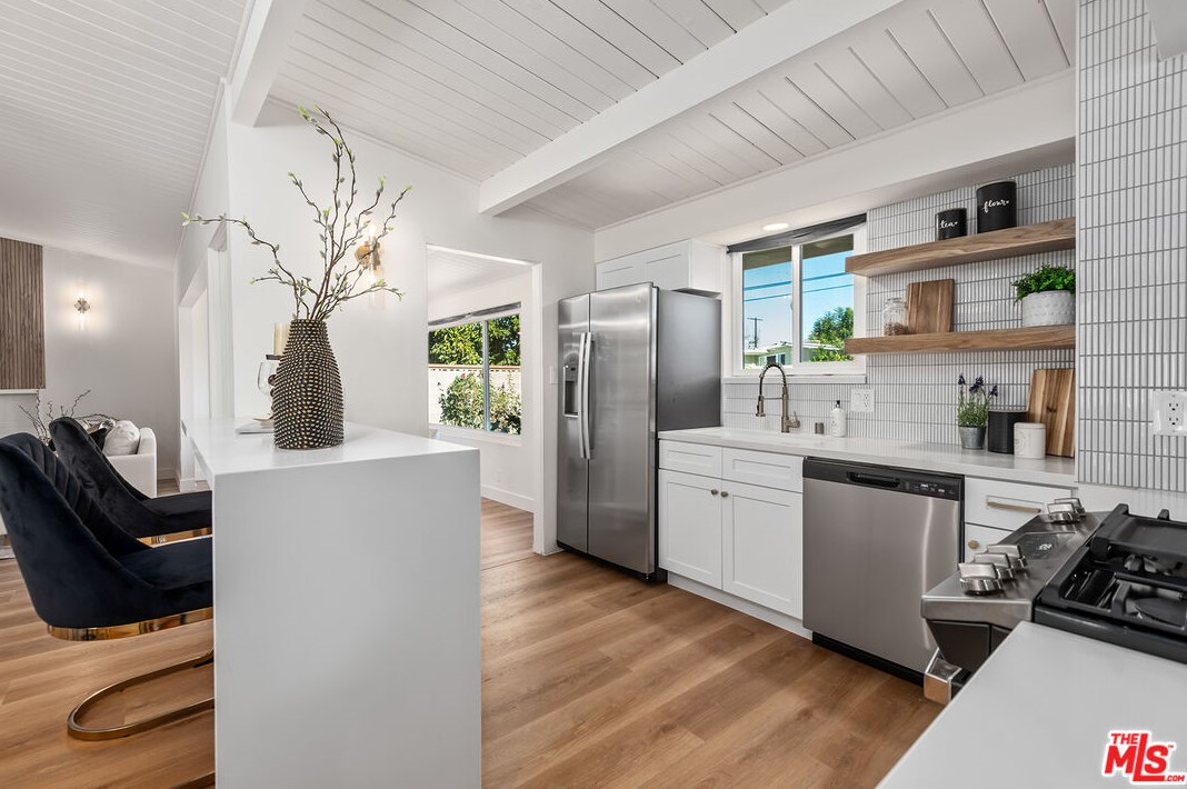 7658 Lindley Ave, Los Angeles CA  91335-2146 exterior