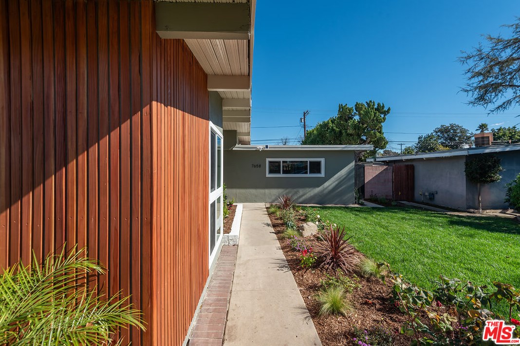 7658 Lindley Ave, Los Angeles CA  91335-2146 exterior