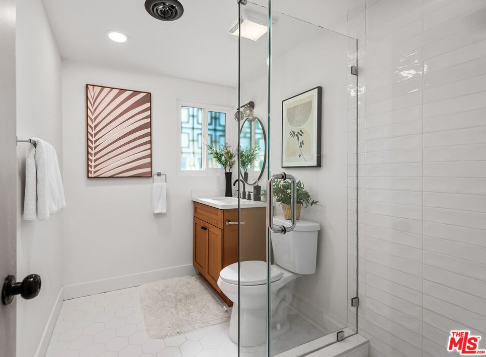 7658 Lindley Ave, Los Angeles CA  91335-2146 exterior
