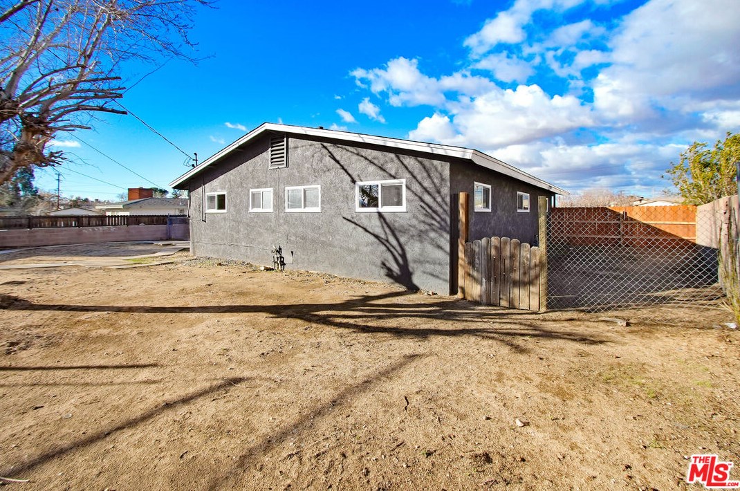 16221 La Joya Ct, Victorville CA  92395-3621 exterior