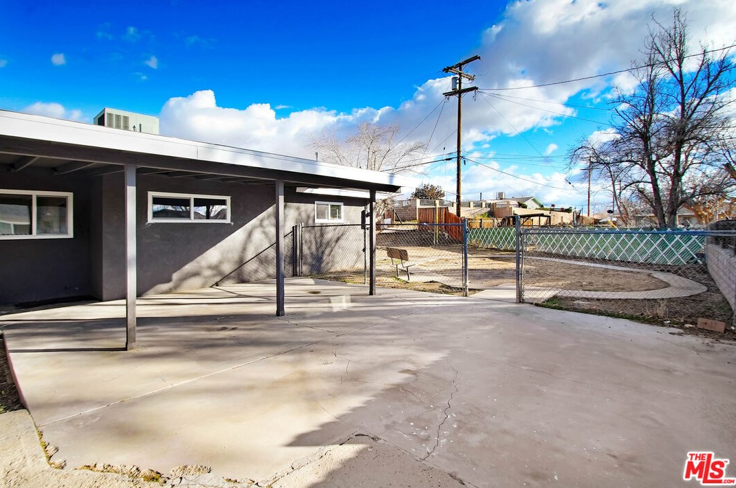 16221 La Joya Ct, Victorville CA  92395-3621 exterior