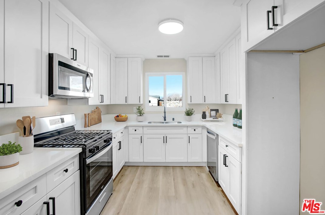 16221 La Joya Ct, Victorville CA  92395-3621 exterior