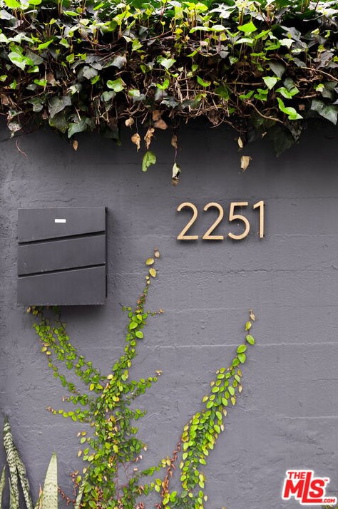 2251 Cahuenga Blvd, Los Angeles CA  90068-2709 exterior