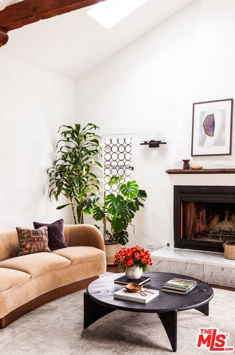2251 Cahuenga Blvd, Los Angeles CA  90068-2709 exterior